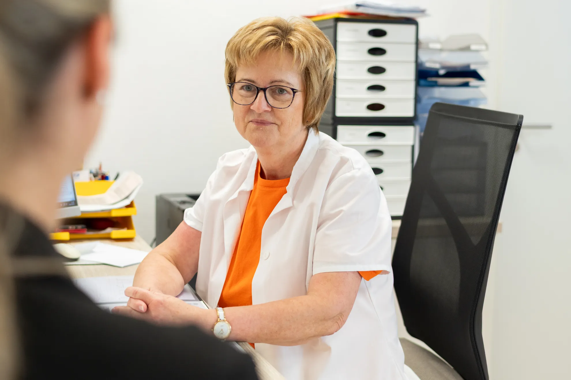 Person schaut jemanden an - beide sind im Büro